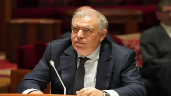 وزير الداخلية يعقد اجتماعا مع قادة ومسؤولي الأحزاب السياسية غير الممثلة في البرلمان حول التحضير لانتخاب أعضاء مجلس النواب