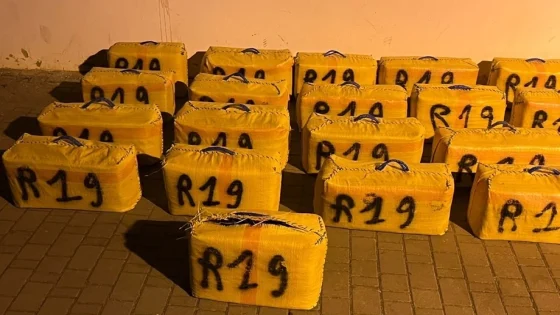 أعلنت المديرية العامة للأمن الوطني عن إحباط عمليتين متفرقتين للتهريب الدولي للمخدرات بمدينة سوق الأربعاء الغرب، وذلك في إطار الجهود المتواصلة لمكافحة الاتجار غير المشروع بالمخدرات. وأسفرت العمليتان عن حجز كمية مهمة من مخدر الشيرا بلغ مجموع وزنها طنا و870 كيلوغراما، كانت موجهة للتهريب الدولي.