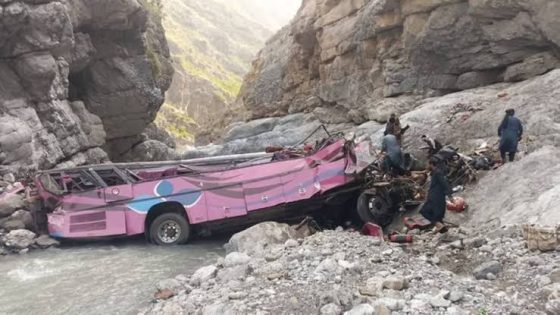 40 قتيلا على الأقل إثر سقوط حافلة في واد في باكستان