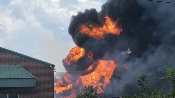 انفجار شاحنة صهريج يتسبب في حريق هائل وإغلاق طريق سريع بولاية ألاباما الأمريكية