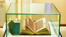 أزيد من ألف عام بين صفحاته .. مصحف نادر يخطف الأنظار في المسجد الحرام