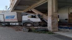 فاس: شاحنة “رموك” تقتحم مقهى وعمارة وتدهس سيارة في حادث سير مروع