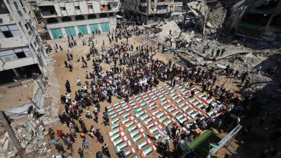 غزة تشيع 112 فردا من عائلة واحدة بقوا ثلاثة أعوام تحت الركام