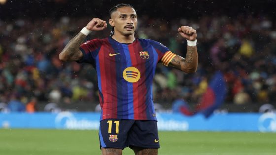 “هاتريك” رافينيا يعزز صدارة برشلونة في الليغا