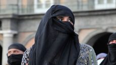 إيطاليا تقر مرسوما يحظر النقاب والبرقع في المدارس