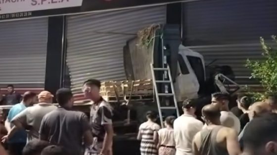 فاجعة في فاس.. شاحنة تقتحم عمارة سكنية ببنسودة وتخلف قتيلا