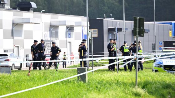مقتل طفل وشخص آخر في حادث اقتحام مأساوي لمركب رياضي بكانساس