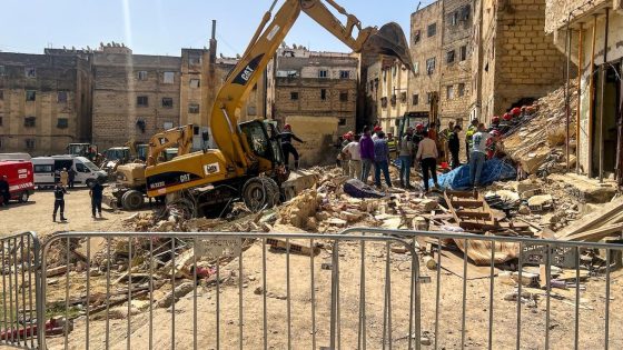 مشهد من عمليات الإنقاذ عقب انهيار عمارة بحي عين النقبي في فاس في ماي 2026