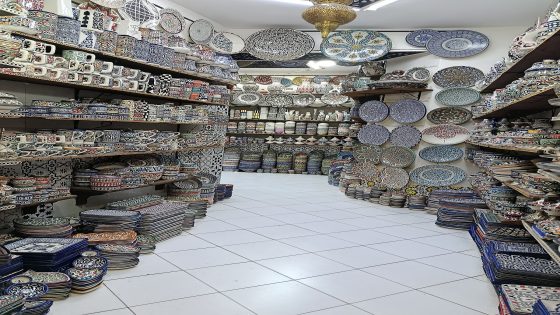 منتجات فخارية تقليدية مزخرفة معروضة في المدينة العتيقة بفاس