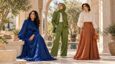 موضة 2027 بأزياء زرقاء وخضراء ودرجات طينية وقصات انسيابية