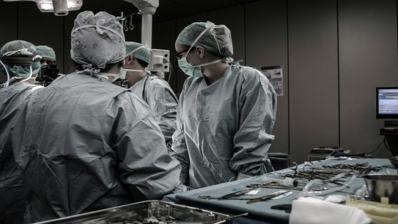 صورة أرشيفية لفريق طبي داخل غرفة عمليات، لا توثق مباراة التوظيف بفاس