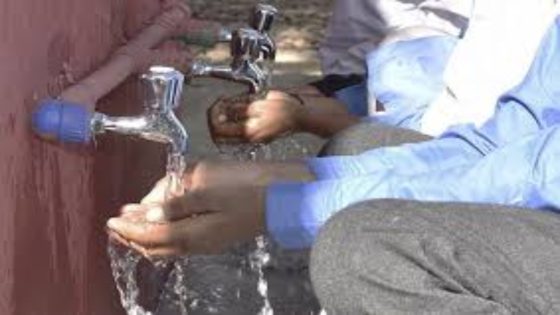 تدفق الماء من صنابير وغسل اليدين
