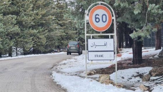 مدخل مدينة إفران وسط الأشجار والثلوج