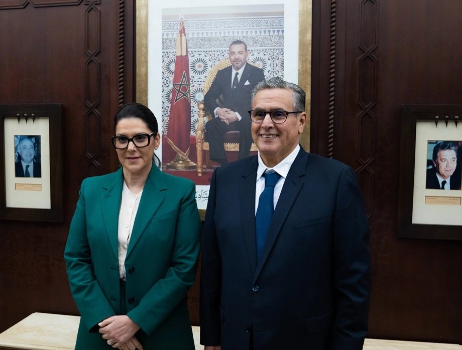 حكومة المنصوري: فاطمة الزهراء المنصوري وعزيز أخنوش خلال تسليم السلط، صورة من أرشيف الموقع