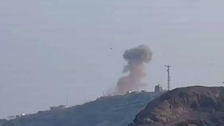 تصاعد الدخان في محيط قصر معاشيق بعدن