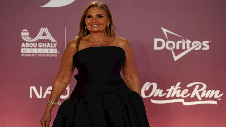 الفنانة يسرا