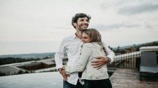 زوجان في لحظة تقارب - صورة تعبيرية عن اختيار شريك الحياة والعلاقات