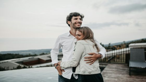 زوجان في لحظة تقارب - صورة تعبيرية عن اختيار شريك الحياة والعلاقات