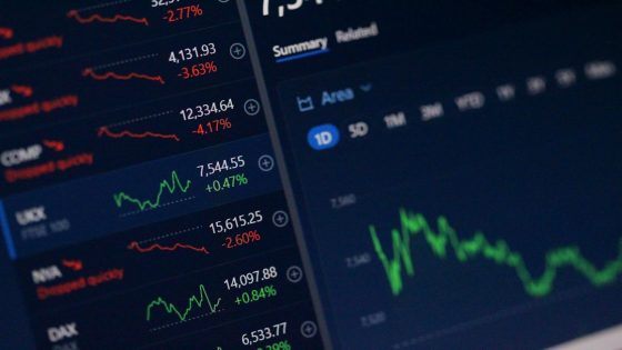 شاشة تعرض مؤشرات ورسوم الأسواق المالية العالمية