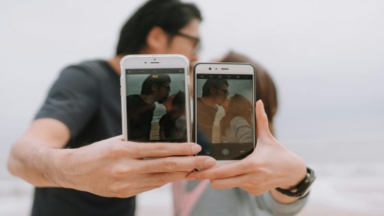 هاتفان ذكيان يرمزان إلى الخصوصية في العلاقات الزوجية