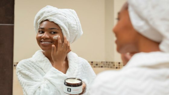 امرأة تعتني ببشرة وجهها بكريم مرطب ضمن روتين يومي بسيط