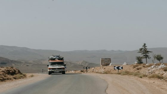 طريق بمنطقة قروية في المغرب - صورة تعبيرية لموضوع النقل