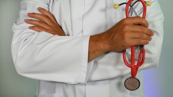 صورة تعبيرية لطبيب، لا توثق مؤتمر سدرة للطب