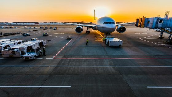 طائرة ركاب مدنية في المطار خلال تحقيق حادث رحلة فلاي دبي FZ1073