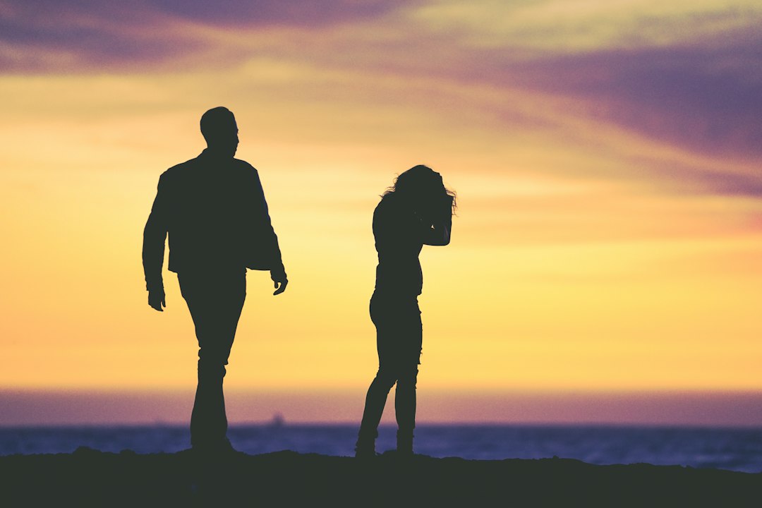 ليس حبا حين يصبح الرفض ذنبا.. كيف يعمل الابتزاز العاطفي داخل العلاقات؟